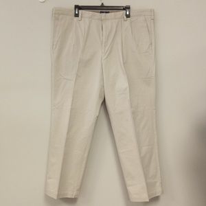 NWT Docker's Men's Tan Khakis True Chino Pleated Relaxed Fit D4 42x30